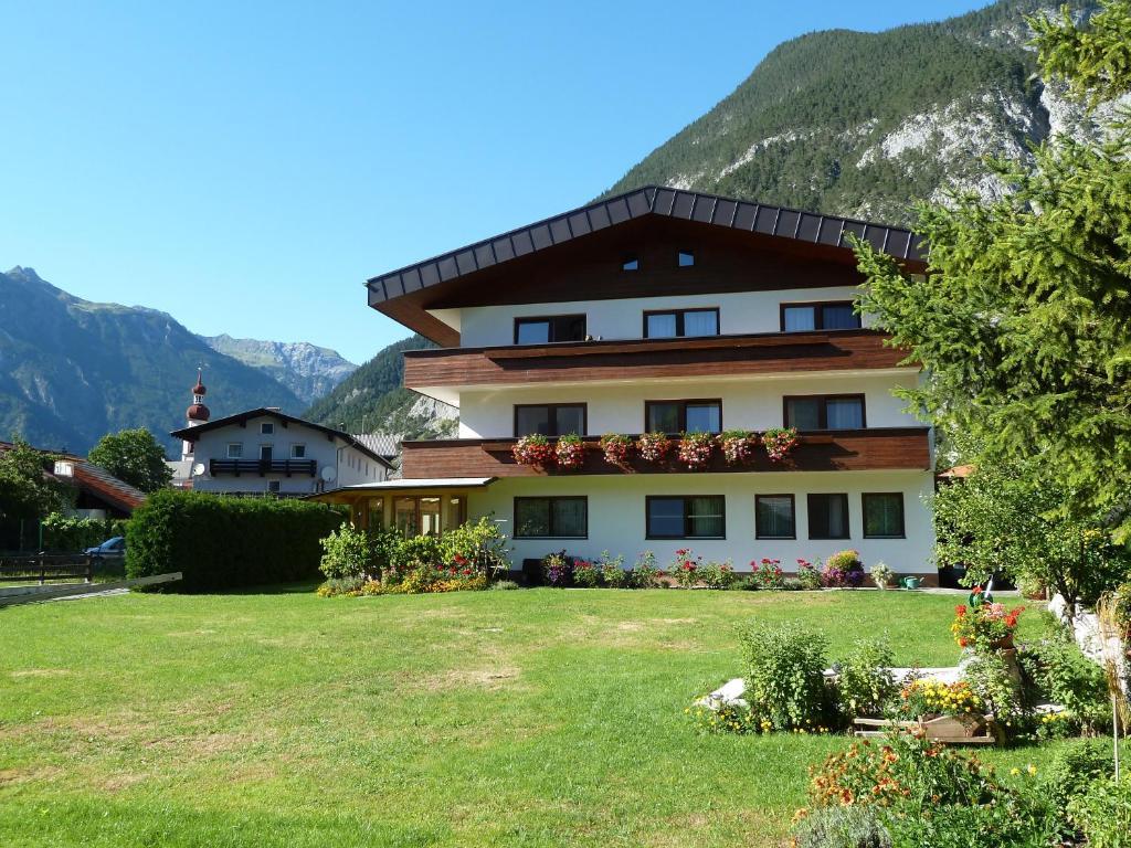 Gastehaus Frischhut Hotel Nassereith Exterior photo